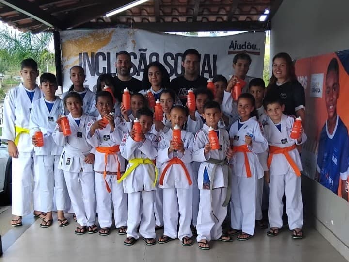 Entrega de uniformes marca  nova fase do Taekwondo